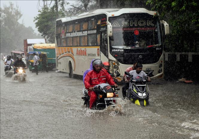 Tuyến đường bị ngập do mưa lớn tại New Delhi, Ấn Độ. Ảnh: ANI/TTXVN