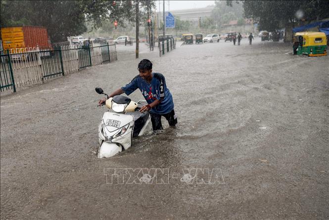 Tuyến đường bị ngập do mưa lớn tại New Delhi, Ấn Độ. Ảnh: ANI/TTXVN