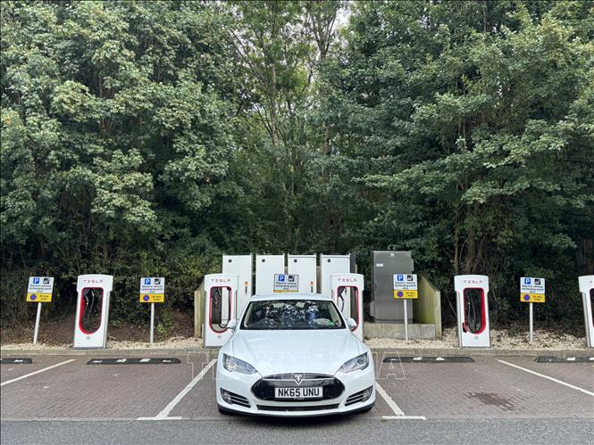 Một điểm sạc dành riêng cho xe ô tô điện của hãng Tesla tại điểm dừng nghỉ Welcome Break Warwick North-M40. Ảnh Hữu Tiến - PV TTXVN tại Anh
