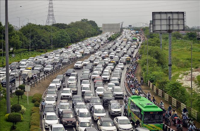 Ùn tắc giao thông sau trận mưa lớn tại New Delhi, Ấn Độ. Ảnh: ANI/TTXVN