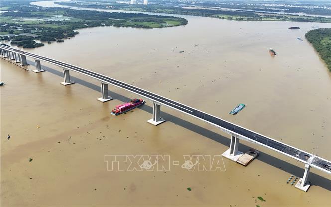 Cầu Nhơn Trạch có vốn đầu tư 1.800 tỷ đồng, là gói thầu chính và lớn nhất của dự án thành phần 1A đoạn Tân Vạn - Nhơn Trạch có tổng vốn 6.900 tỷ đồng thuộc đường Vành đai 3 Thành phố Hồ Chí Minh. Ảnh: Hồng Đạt - TTXVN
