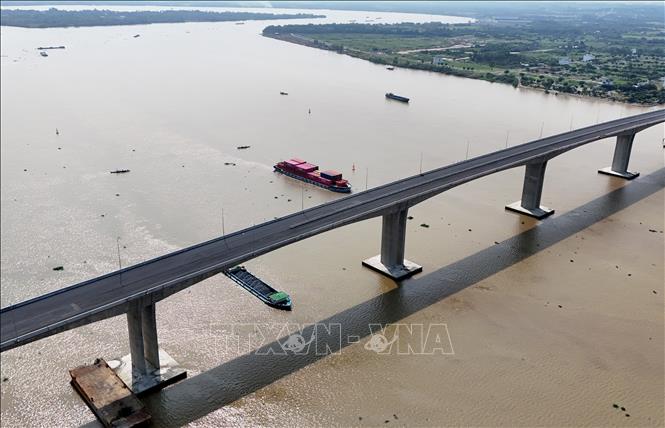 Kết cấu chính cầu Nhơn Trạch gồm 39 trụ và 2 mố, trong đó phần cầu vượt sông sử dụng kết cấu 5 trụ - 4 nhịp, đảm bảo tĩnh không thông thuyền 30,5m, cho phép tàu trọng tải đến 5.000 tấn đi qua an toàn. Ảnh: Hồng Đạt - TTXVN
