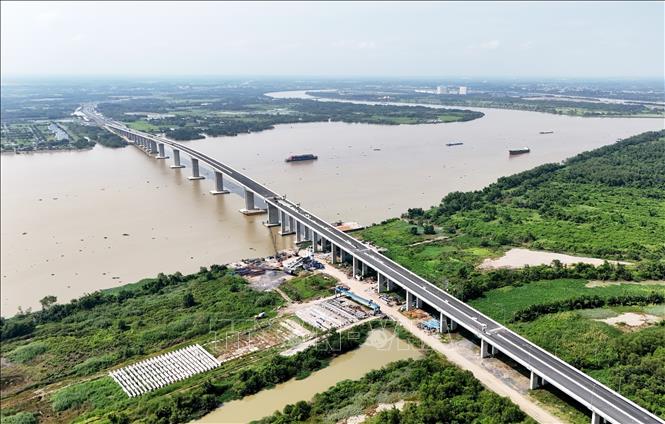 Cầu Nhơn Trạch có chiều dài khoảng 2,6 km, mặt cầu rộng từ 20,5 - 26 m, được thiết kế với 4 làn xe cơ giới và 2 làn hỗn hợp. Ảnh: Hồng Đạt - TTXVN
