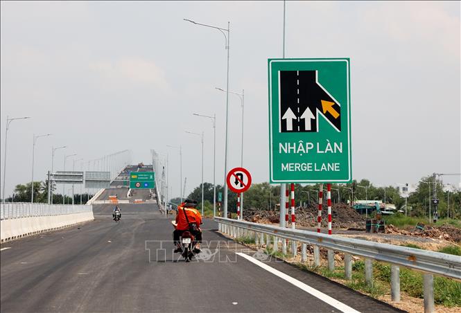 Hệ thống biển báo giao thông hai bên cầu Nhơn Trạch đã được lắp đặt. Ảnh: Hồng Đạt - TTXVN
