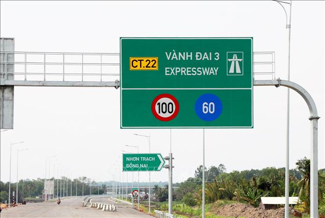 Hệ thống biển báo giao thông hai bên cầu Nhơn Trạch đã được lắp đặt. Ảnh: Hồng Đạt - TTXVN
