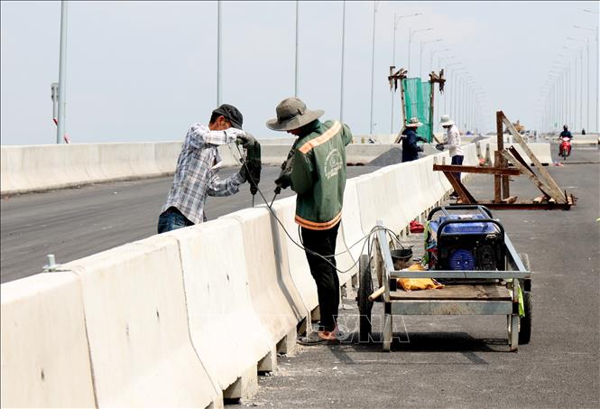 Thi công khẩn trương những công đoạn cuối cùng trên công trường cầu Nhơn Trạch trước khi về đích. Ảnh: Hồng Đạt - TTXVN
