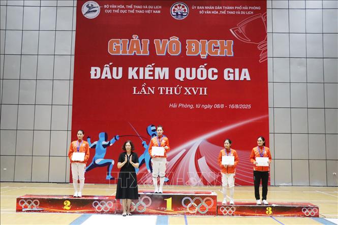 Trao huy chương Vàng, Bạc, Đồng cho các vận động viên thi đấu xuất sắc ở nội dung cá nhân nữ kiếm chém. Ảnh: Mạnh Tú - TTXVN
