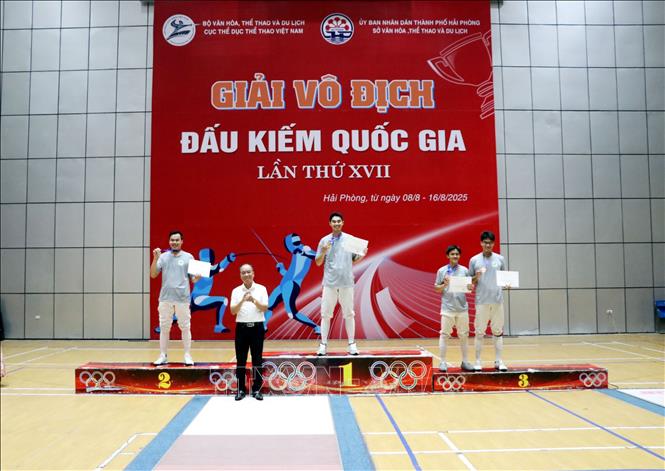 Trao huy chương Vàng, Bạc, Đồng cho các vận động viên thi đấu xuất sắc ở nội dung cá nhân nam kiếm ba cạnh. Ảnh: Mạnh Tú - TTXVN