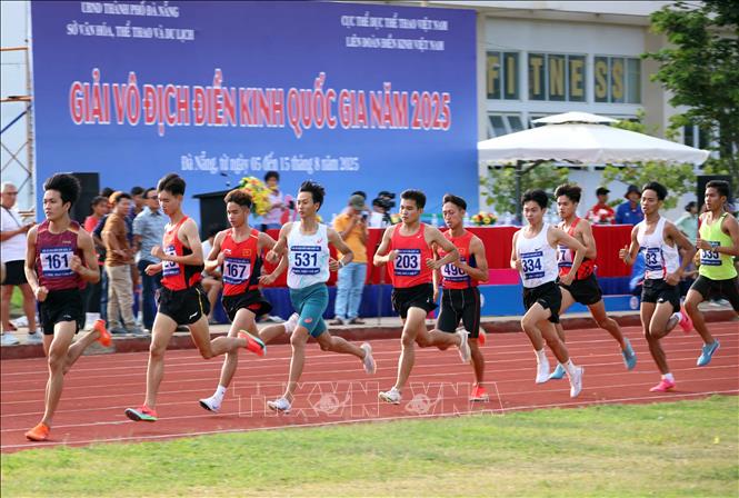 Vận động viên nam tranh tài chạy cự ly 1500m tại Giải. Ảnh: Trần Lê Lâm - TTXVN 