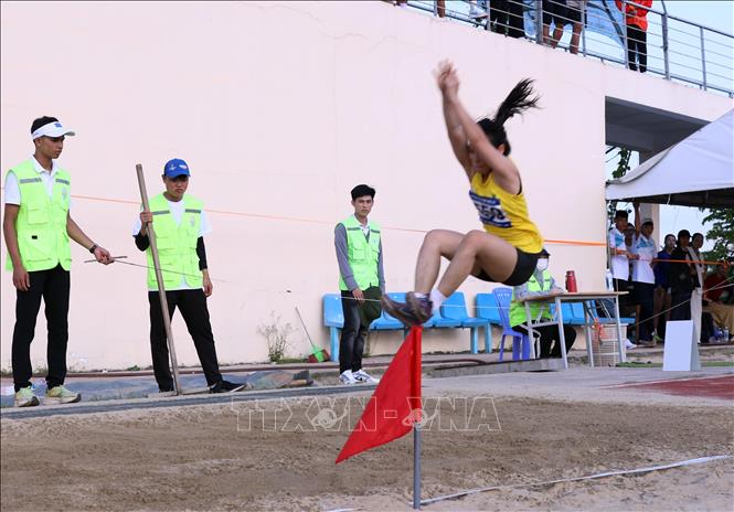 Vận động viên nữ tranh tài nhảy xa tại Giải. Ảnh: Trần Lê Lâm - TTXVN 