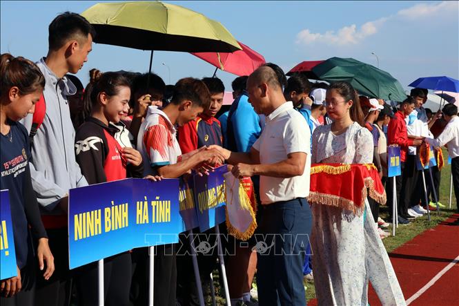 Trao cờ lưu niệm cho các đoàn vận động viên tranh tài. Ảnh: Trần Lê Lâm - TTXVN 