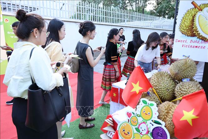 Gian hàng sầu riêng của Việt Nam thu hút nhiều người dân Bắc Kinh tham quan, thưởng thức. Ảnh: Công Tuyên-PV TTXVN tại Trung Quốc