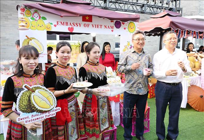Tổng thư ký Trung tâm Trung Quốc-ASEAN Sử Trung Tuấn và Đại sứ Việt Nam tại Trung Quốc Phạm Thanh Bình tham quan gian hàng của Việt Nam. Ảnh: Công Tuyên-PV TTXVN tại Trung Quốc