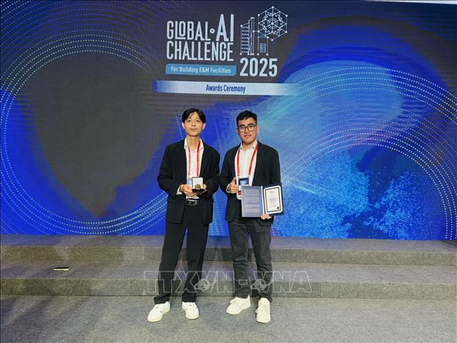 Nguyễn Hoàng Vũ, kỹ sư AI kiêm CEO của Công ty startup AIZ (đứng bên trái) và kỹ sư Lương Đức Long thuộc Tập đoàn Viettel và tại lễ trao giải. Ảnh: Mạc Luyện - PV TTXVN tại Hong Kong
