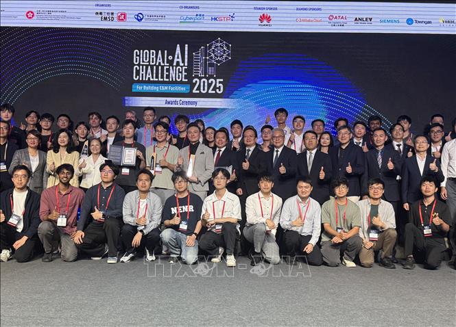 Các đội chụp ảnh kỷ niệm tại lễ trao giải cuộc thi Global AI Challenge tại Hong Kong. Ảnh: Mạc Luyện - PV TTXVN tại Hong Kong
        