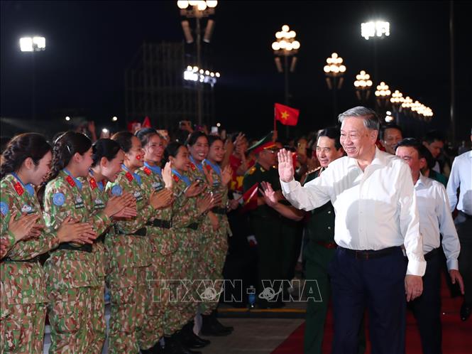 Tổng Bí thư Tô Lâm dự Chương trình chính luận nghệ thuật ''Dưới cờ vinh quang'' tại điểm cầu Quảng trường Ba Đình (Hà Nội). Ảnh: Trọng Đức - TTXVN