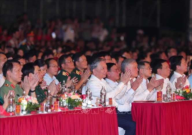 Tổng Bí thư Tô Lâm cùng nhiều đồng chí Lãnh đạo, nguyên Lãnh đạo Đảng, Nhà nước dự Chương trình tại điểm cầu Quảng trường Ba Đình (Hà Nội). Ảnh: Trọng Đức - TTXVN