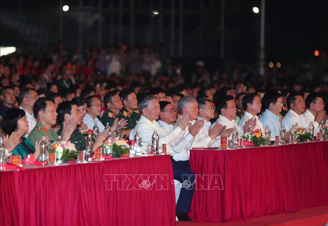 Tổng Bí thư Tô Lâm cùng nhiều đồng chí Lãnh đạo, nguyên Lãnh đạo Đảng, Nhà nước dự Chương trình tại điểm cầu Quảng trường Ba Đình (Hà Nội). Ảnh: Trọng Đức - TTXVN