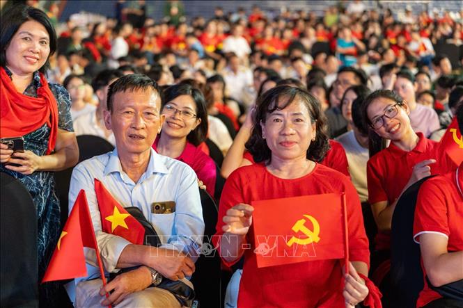 Người dân Thủ đô đến thưởng thức chương trình nghệ thuật đặc sắc. Ảnh: Phạm Tuấn Anh - TTXVN 
