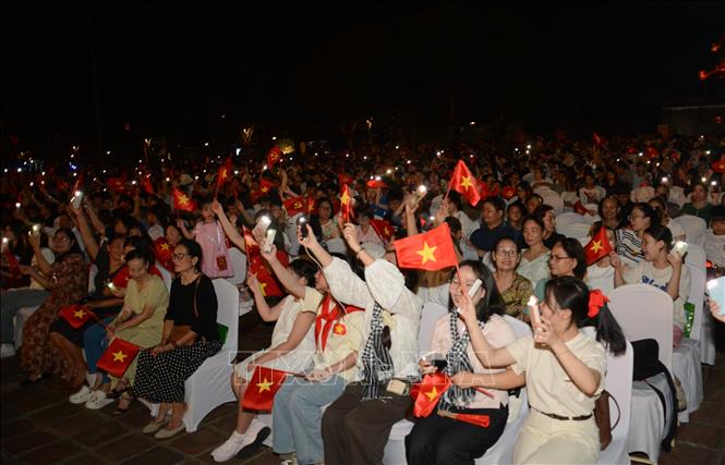 Chương trình thu hút đông đảo nhân dân thành phố Huế. Ảnh: Văn Dũng-TTXVN