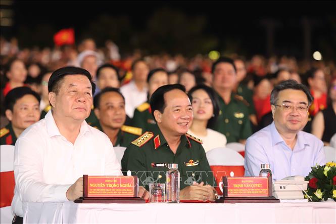 Ủy viên Bộ Chính trị, Bí thư Trung tương Đảng, Trưởng Ban Tuyên giáo và Dân vận Trung ương Nguyễn Trọng Nghĩa; Đại tướng Trịnh Văn Quyết, Bí thư Trung ương Đảng, Chủ nhiệm Tổng cục Chính trị Quân đội nhân dân Việt Nam cùng dự chương trình tại điểm cầu Thành phố Hồ Chí Minh. Ảnh: Xuân Khu-TTXVN