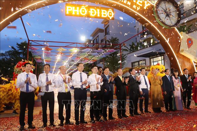 Bí thư Tỉnh ủy Tây Ninh Nguyễn Văn Quyết và lãnh đạo tỉnh cắt băng khai trương hai công trình Phố đi bộ Millennia Journey và Dòng sông ánh sáng. Ảnh: Thanh Bình -TTXVN