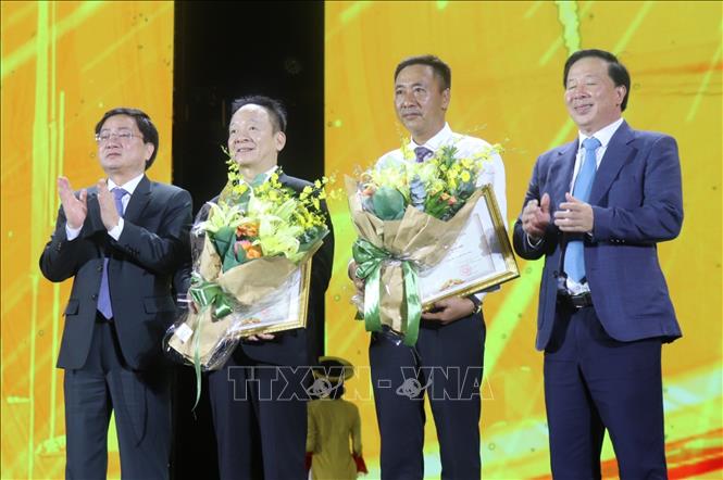 Bí thư Tỉnh ủy Tây Ninh Nguyễn Văn Quyết và Chủ tịch UBND tỉnh Tây Ninh Nguyễn Văn Út tặng Bằng khen cho Công ty cổ phần Tập đoàn T&T và Công ty cổ phần Thái Sơn- Long An. Ảnh: Thanh Bình -TTXVN