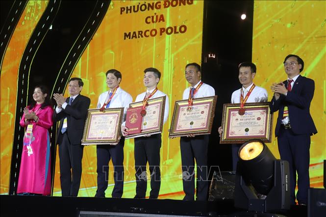 Tổ chức kỷ lục Việt Nam trao chứng nhận xác lập kỷ lục cho Công ty cổ phần Tập đoàn T&T và Công ty cổ phần Thái Sơn- Long An. Ảnh: Thanh Bình -TTXVN