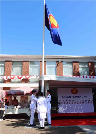 Lễ thượng cờ ASEAN tại Đại sứ quán Indonesia ở Brussels Ảnh: Hương Giang - PV TTXVN tại Bỉ