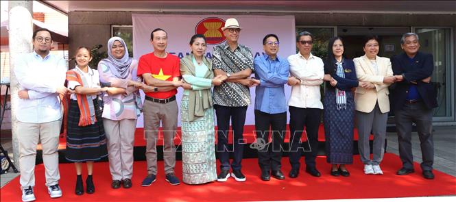 Các Đại sứ, đại biện lâm thời ASEAN tại Brussels. Ảnh: Hương Giang - PV TTXVN tại Bỉ