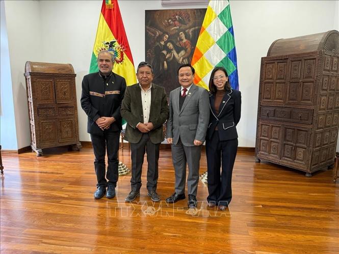 Phó Tổng thống Bolivia David Choquehuanca tiếp Đại sứ Bùi Văn Nghị và đoàn công tác của Đại sứ quán. Ảnh: TTXVN phát