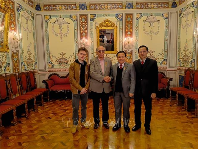 Đại sứ Bùi Văn Nghị làm việc với Bí thư thứ nhất Đảng Cộng sản Bolivia Ignacio Mendoza. Ảnh: TTXVN phát