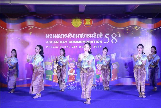 Chương trình biểu diễn nghệ thuật với nhiều tiết mục đặc sắc tại lễ kỷ niệm 58 năm ngày thành lập ASEAN do Bộ Văn hóa và Nghệ thuật Campuchia tổ chức. Ảnh: Huỳnh Thảo - PV TTXVN tại Campuchia