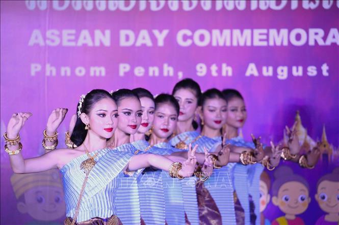 Chương trình biểu diễn nghệ thuật với nhiều tiết mục đặc sắc tại lễ kỷ niệm 58 năm ngày thành lập ASEAN. Ảnh: Huỳnh Thảo - PV TTXVN tại Campuchia