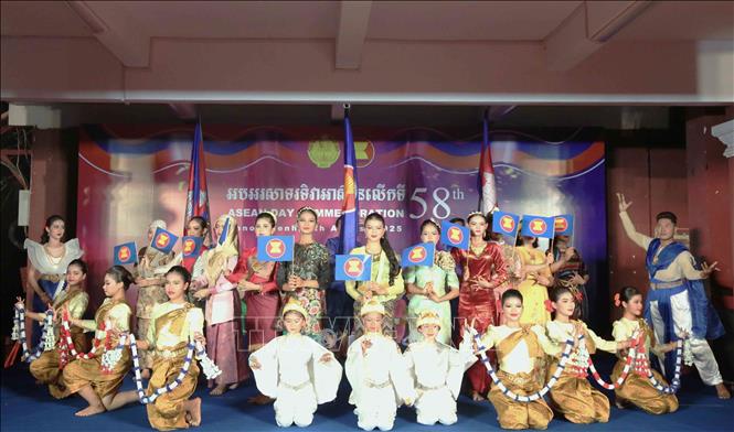 Tiết mục biểu diễn nghệ thuật với chủ đề hướng tới tầm nhìn cộng đồng ASEAN năm 2045. Ảnh: Huỳnh Thảo - PV TTXVN tại Campuchia
