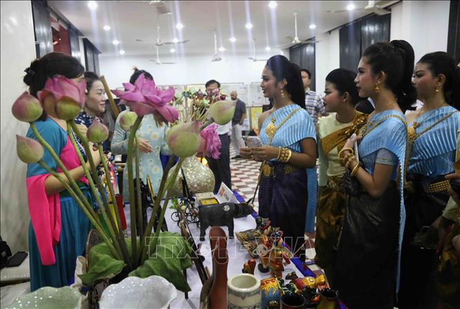 Các bạn trẻ Campuchia tham quan gian triển lãm, trưng bày sản phẩm thủ công mỹ nghệ của Việt Nam. Ảnh: Huỳnh Thảo - PV TTXVN tại Campuchia