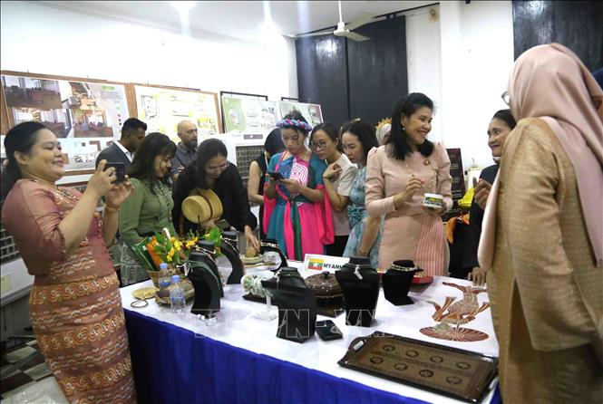 Không gian trưng bày, giới thiệu sản phẩm thủ công mỹ nghệ của các quốc gia thành viên ASEAN được bố trí trong khuôn viên trường Đại học Nghệ thuật Hoàng gia Campuchia. Ảnh: Huỳnh Thảo - PV TTXVN tại Campuchia 