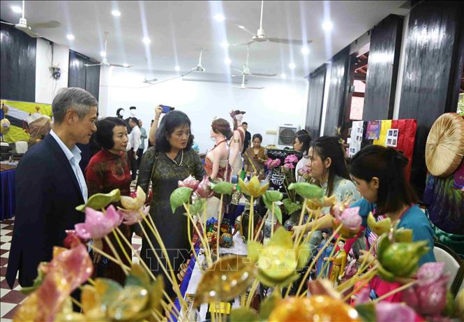 Đại sứ Nguyễn Minh Vũ và phu nhân tham quan gian trưng bày, triển lãm của Việt Nam. Ảnh: Huỳnh Thảo - PV TTXVN tại Campuchia