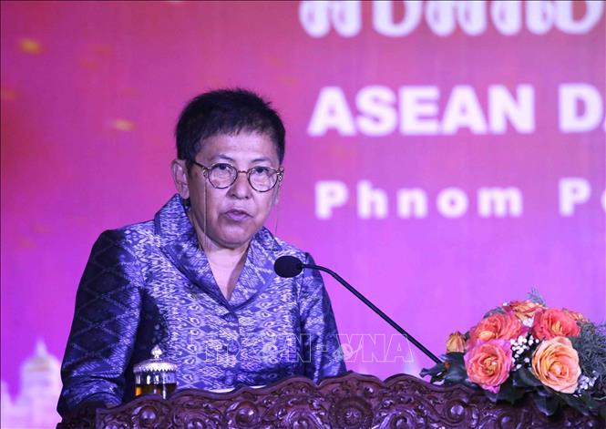Bà Phoeurng Sackona, Bộ trưởng Bộ Văn hóa và Nghệ thuật Campuchia phát biểu tại sự kiện kỷ niệm 58 năm ngày thành lập ASEAN, tối 09/8/2025. Ảnh: Huỳnh Thảo - PV TTXVN tại Campuchia