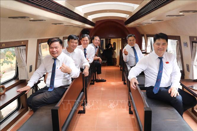 Visitors enjoy the train. VNA Photo: Thành Phương