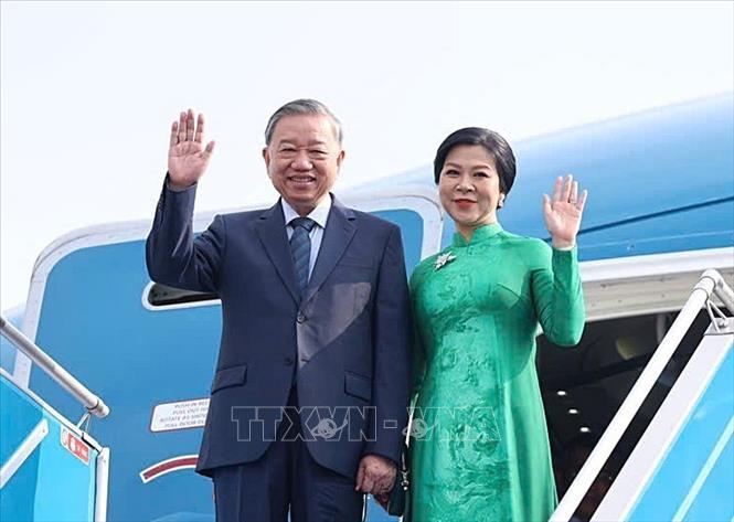 Party General Secretary To Lam and his spouse Ngo Phuong Ly leave Hanoi for RoK. VNA Photo: Thống Nhất