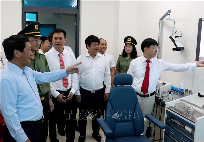 Lãnh đạo tỉnh Tuyên Quang thăm Khoa Khám bệnh được trang bị hệ thống thiết bị y tế hiện đại. Ảnh: Đức Thọ - TTXVN
