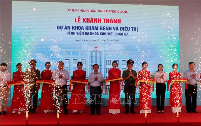 Cắt băng khánh thành dự án Khoa khám bệnh và điều trị, Bệnh viện Đa khoa khu vực Quản Bạ. Ảnh: Đức Thọ - TTXVN