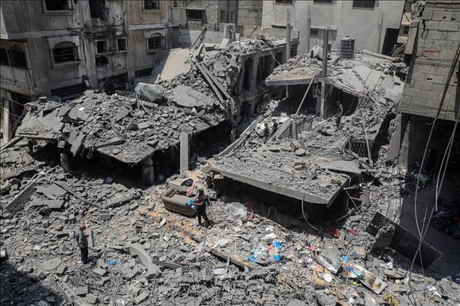 Cảnh đổ nát sau cuộc không kích của Israel xuống khu vực Al-Rimal, Dải Gaza ngày 8/8/2025. Ảnh: THX/TTXVN