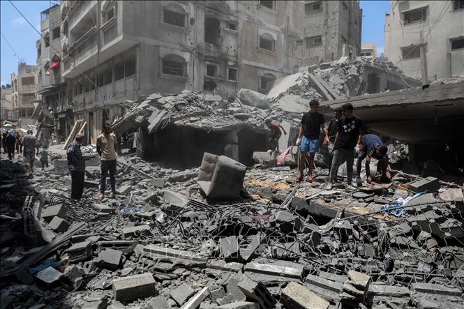 Cảnh đổ nát sau cuộc không kích của Israel xuống khu vực Al-Rimal, Dải Gaza ngày 8/8/2025. Ảnh: THX/TTXVN