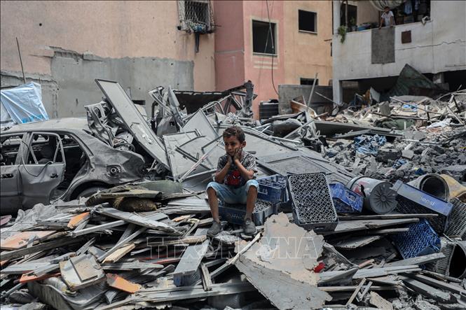 Cảnh đổ nát sau cuộc không kích của Israel xuống khu vực Al-Rimal, Dải Gaza ngày 8/8/2025. Ảnh: THX/TTXVN
