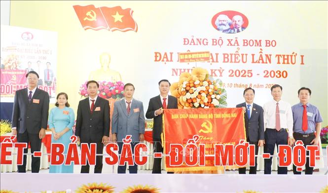 Đồng chí Hà Anh Dũng, Ủy viên Ban Thường vụ Tỉnh ủy, Phó Chủ tịch Thường trực Ủy ban Mặt trận Tổ quốc Việt Nam tỉnh Đồng Nai tặng hoa và bức trướng chúc mừng Đại hội. Ảnh: Nhật Bình – TTXVN