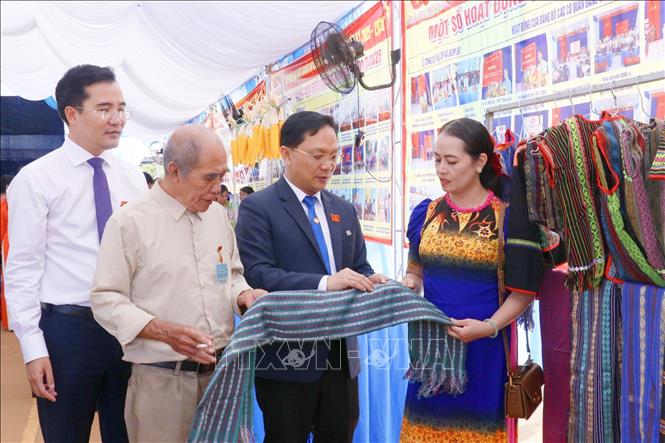 Các đại biểu tham quan gian hàng thổ cẩm của đồng bào dân tộc thiểu số trưng bày tại Đại hội. Ảnh: Nhật Bình – TTXVN
