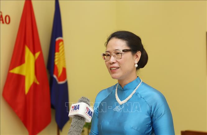 Bà Đặng Thị Hải Tâm, Tổng Lãnh sự Việt Nam tại tỉnh Savannakhet, Trung Lào, chia sẻ về việc gìn giữ tiếng Việt của cộng đồng người Việt Nam tại Trung Lào. Ảnh: Xuân Tú - PV TTXVN tại Lào
