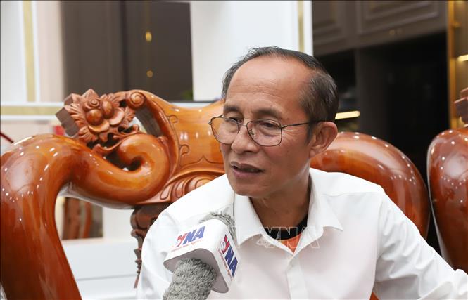Ông Nguyễn Văn Hùng, Việt kiều ở tỉnh Khammouane, Trung Lào, trả lời phỏng vấn. Ảnh: Xuân Tú - PV TTXVN tại Lào